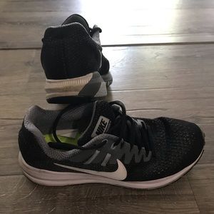 💕Previously Loved Black Nikes💕